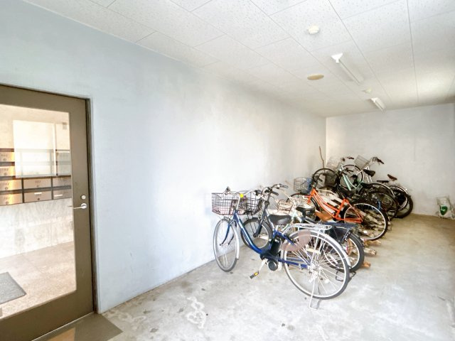 リ・エンブル駅北の駐車場