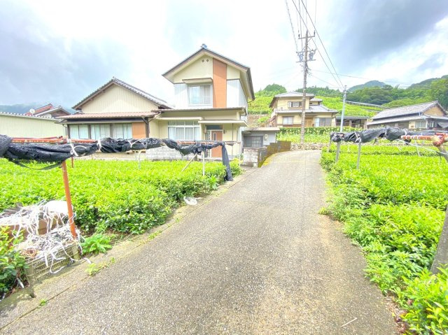 中古 戸建ての前面道路含む現地写真