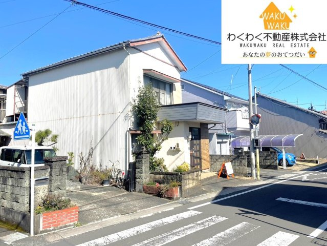 中古 戸建ての前面道路含む現地写真