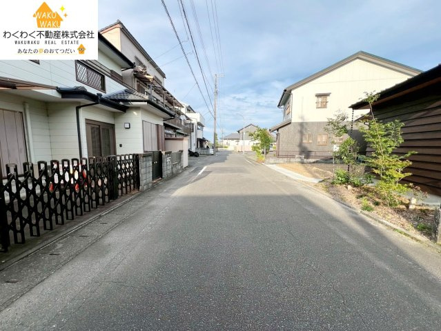 中古戸建の前面道路含む現地写真