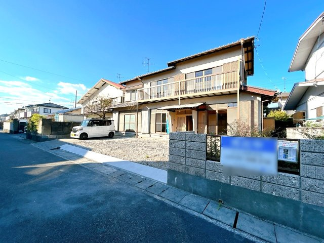 中古戸建の前面道路含む現地写真