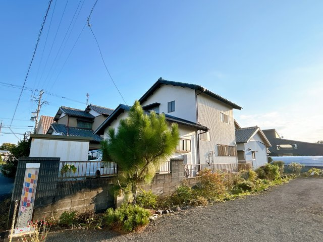 中古戸建の前面道路含む現地写真