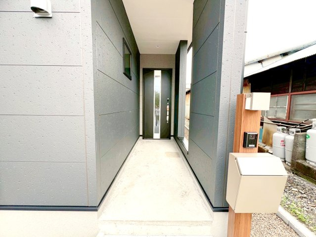 焼津市高新田　新築戸建　全３棟の玄関