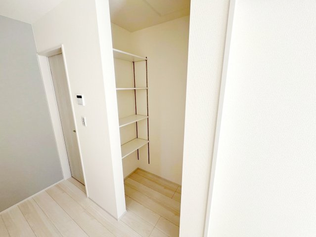 焼津市利右衛門　2期　新築戸建の収納|キッチンの近くに、パントリーがあるとストック管理もわくわくします♪