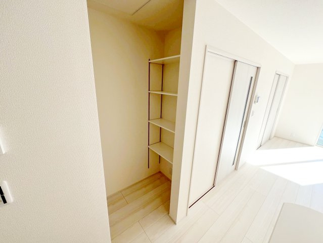 焼津市利右衛門　2期　新築戸建の収納|リビングの近くに収納があり使い勝手が良いです♪