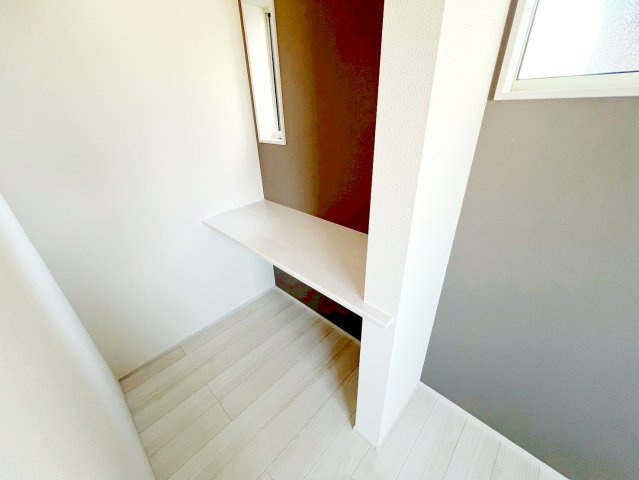 焼津市利右衛門　2期　新築戸建の内装|ちょっとした書き物をするにも便利なスペースがあります♪