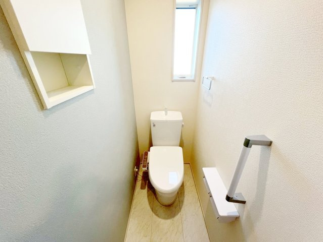 焼津市利右衛門　2期　新築戸建のトイレ|トイレにも収納場所があり便利です♪