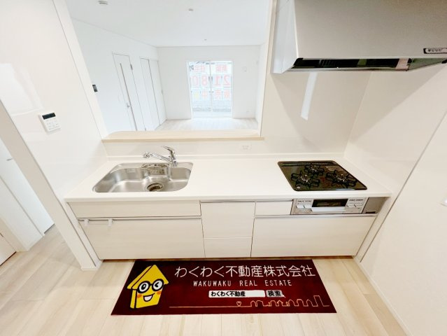 吉田町住吉　第12のキッチン|女性に人気の対面キッチンで、リビングにいる家族との会話がはずんで毎日の料理が楽しくなります
