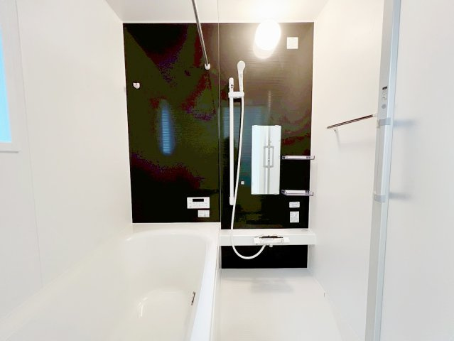 吉田町住吉　第12の浴室|広々１坪タイプの浴室！雨の日のお洗濯にも大活躍な浴室乾燥機付きです♪
