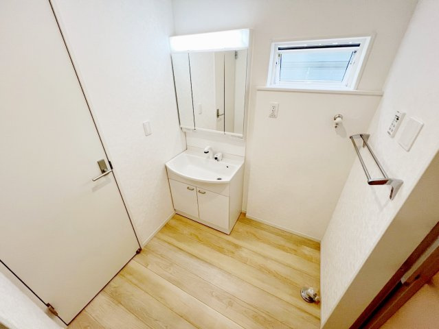 吉田町住吉　第12の独立洗面台|鏡を開けると、たっぷり収納♪整髪料や歯磨きセットなど置けて便利です♪
