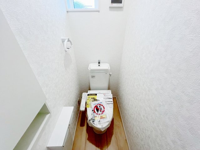 吉田町住吉　第12のトイレ|人気の洗浄機能付きのお手洗いです。換気扇が設置されている為、綺麗な空気をしっかり取り込むことができます。清潔感のある明るい空間です。
