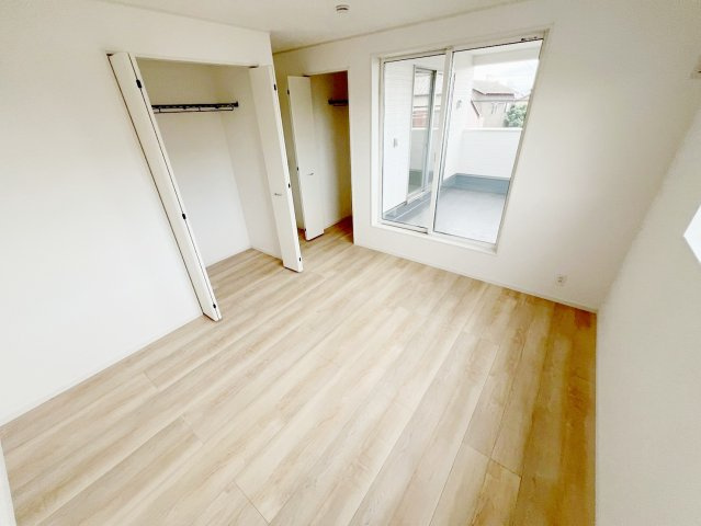 吉田町住吉　第12の洋室|こちらからはベランダに出られますので、思う存分お布団を干せます！
