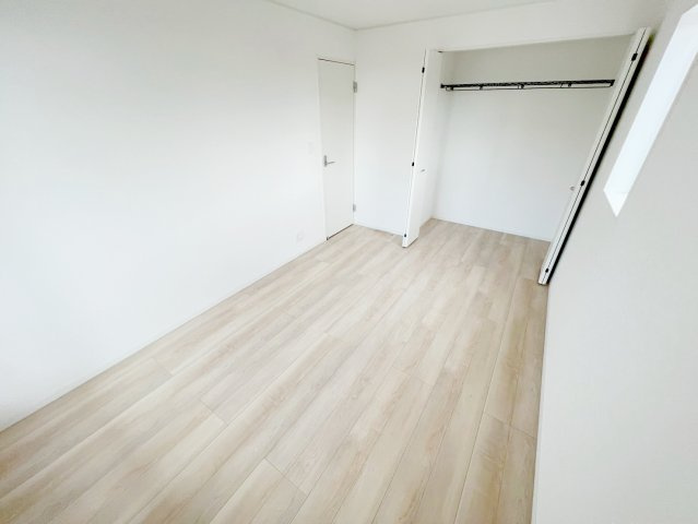 吉田町住吉　第12の洋室|すべての居室にはたっぷり収納できる大型収納を設置しています
