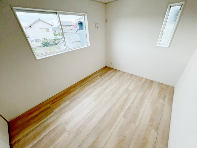 吉田町住吉　第12の洋室|2面採光を確保した明るい室内は、風通しも良く、大変居心地の良い空間となっております。
