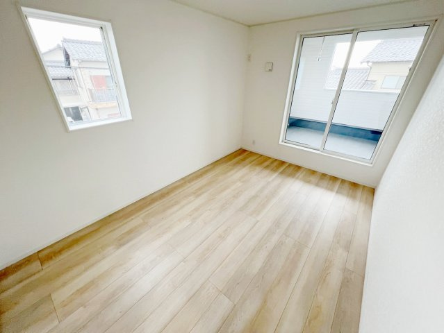 吉田町住吉　第12の洋室|2面採光を確保した明るい室内は、風通しも良く、大変居心地の良い空間となっております。
