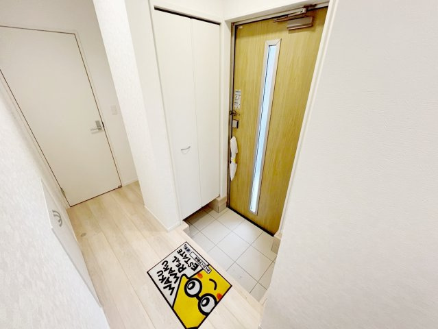 吉田町住吉　第12の玄関|大容量の玄関収納を確保した、ゆったり玄関スペース。コの字型のため小物を飾ったりインテリアも楽しめます
