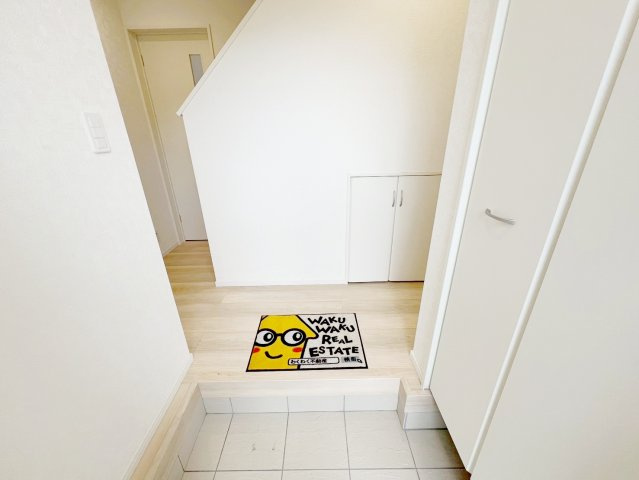 吉田町住吉　第12の玄関|玄関は横幅も広く家族一緒に外出する際、親子そろって靴もはけるゆったりとした玄関です！
