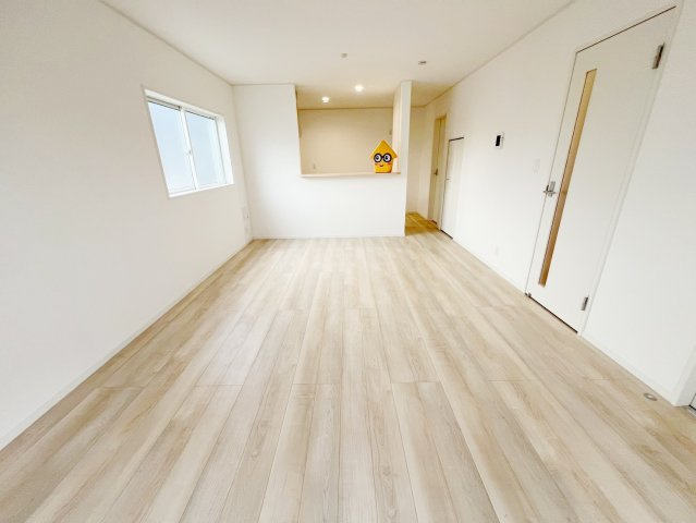 吉田町住吉　第12の居間・リビング|大変明るいリビングです♪直接陽が室内に差し込み家族の会話も弾みます♪
