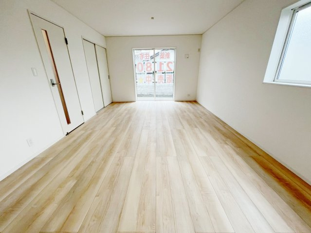 吉田町住吉　第12の居間・リビング|大変明るいリビングです♪直接陽が室内に差し込み家族の会話も弾みます♪
