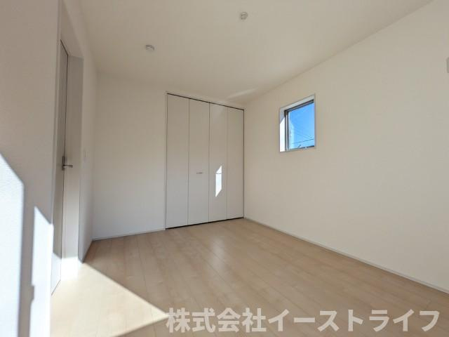 【新築戸建】　いわき市勿来町関田西2丁目1期　全2棟　長期優良住宅の洋室|2号棟写真　フローリングのお部屋は耐久性があり傷がつきにくいので、一般的な使用ではメンテナンスはあまり必要ありません。また、汚れたらさっと拭き取るだけで、キレイな状態を保つことができます。