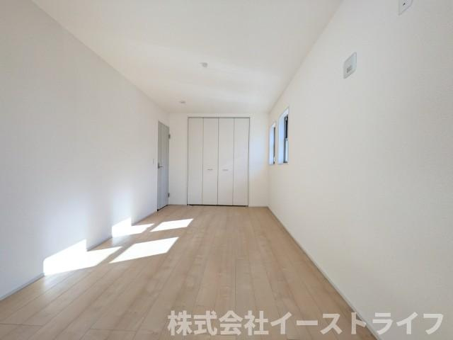 【新築戸建】　いわき市勿来町関田西2丁目1期　全2棟　長期優良住宅の寝室|2号棟写真　窓から日が差し込む明るい洋室。シンプルな造りなので配置するインテリア次第でお好きなお部屋の雰囲気に変えられます。
