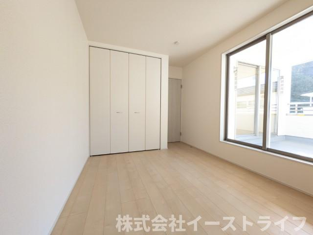 【新築戸建】　いわき市勿来町関田西2丁目1期　全2棟　長期優良住宅の子供部屋|2号棟写真　家具などのインテリアともマッチしておしゃれ感が出しやすく、身の回りの整理がしやすいのも魅力な洋室です。