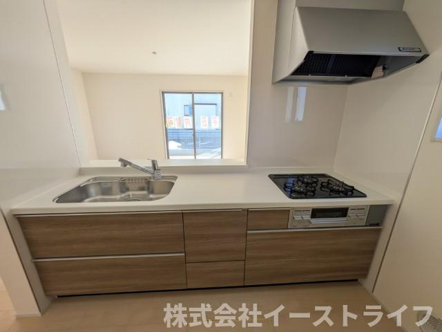 【新築戸建】　いわき市勿来町関田西2丁目1期　全2棟　長期優良住宅のキッチン|2号棟写真　使い勝手の良いシステムキッチンで、対面式なのでご家族との団欒にもぴったりですね(^^)/また、収納力もあるのでスッキリが実現します◎