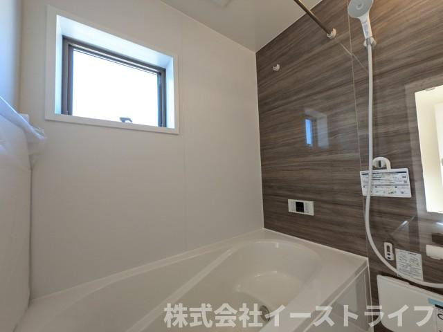 【新築戸建】　いわき市勿来町関田西2丁目1期　全2棟　長期優良住宅の浴室|2号棟写真　１坪サイズのバスルーム。浴室換気乾燥機を標準装備。乾きやすい床やお手入れのしやすい排水口など、いつも清潔にご使用いただけます。