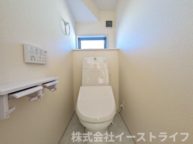 【新築戸建】　いわき市勿来町関田西2丁目1期　全2棟　長期優良住宅のトイレ|2号棟写真　白を基調とした、シンプルながらも落ち着くデザインです。洗浄機付き温水便座で機能性もばっちりです！1階と2階に完備されているので、朝の忙しい時間帯に困ることはありません。