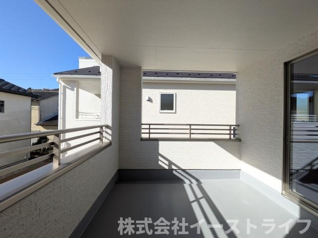 【新築戸建】　いわき市勿来町関田西2丁目1期　全2棟　長期優良住宅のバルコニー|2号棟写真　インナーバルコニーは広々としていてお洗濯が楽ちんです。また日当たりを好む植物を育てるにはぴったりの空間なので、ガーデニングの場としても楽しむことができます