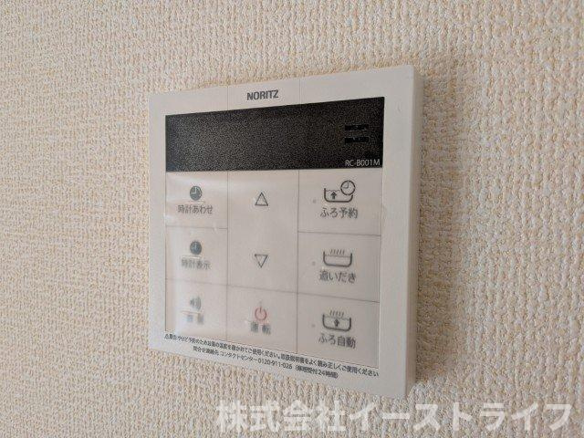 【新築戸建】　いわき市勿来町関田西2丁目1期　全2棟　長期優良住宅の発電・温水設備|2号棟写真　リビング内給湯器リモコンです。