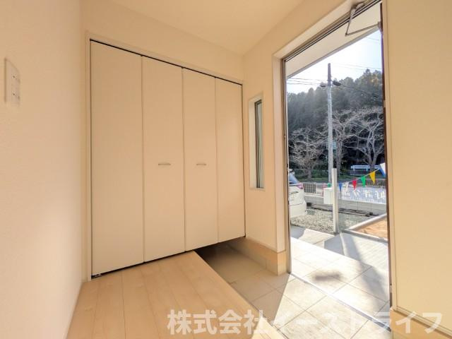 【新築戸建】　いわき市勿来町関田西2丁目1期　全2棟　長期優良住宅の玄関|2号棟写真　きれいで明るい玄関で、収納力もたっぷりのシューズクローゼットがついています