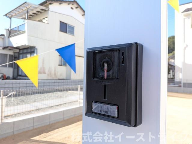 【新築戸建】　いわき市勿来町関田西2丁目1期　全2棟　長期優良住宅のセキュリティ|2号棟写真　TVモニター付インターフォンの最大のメリットは、室内モニターから訪問者が誰なのか見ることができる点です。来訪者と直接顔を合わせることなくモニター越しに対応ができるのでとても便利です。