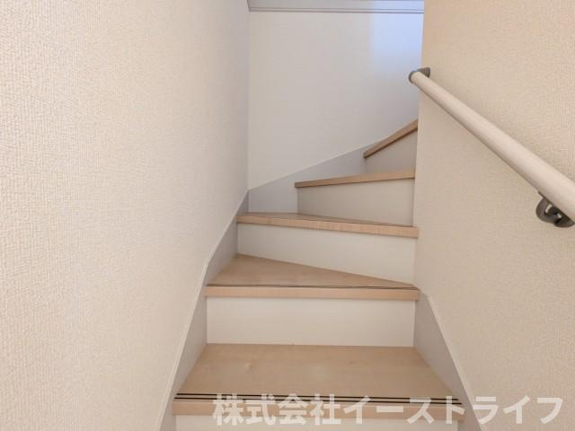 【新築戸建】　いわき市勿来町関田西2丁目1期　全2棟　長期優良住宅のその他|2号棟写真　階段には手すりが付いているので上り下りも安心です。