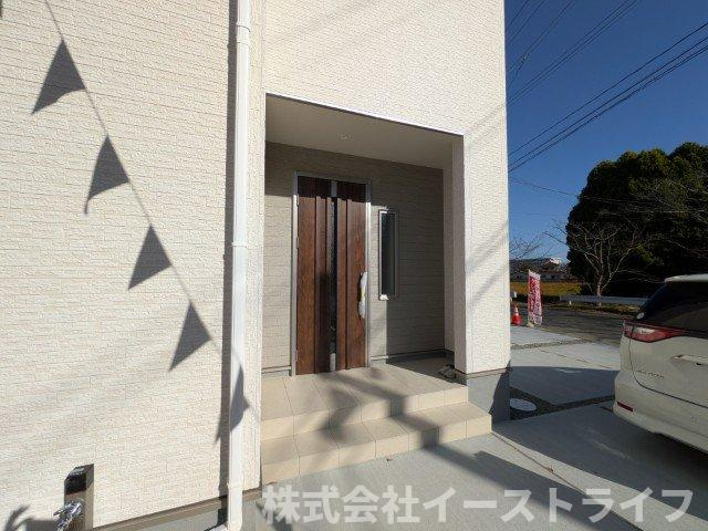 【新築戸建】　いわき市勿来町関田西2丁目1期　全2棟　長期優良住宅の玄関|2号棟写真　舗装された玄関ポーチでお客様を迎えることができます