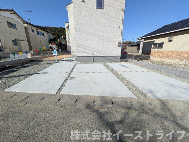 【新築戸建】　いわき市勿来町関田西2丁目1期　全2棟　長期優良住宅の駐車場|2号棟写真　カースペースです。3台駐車可能（車種による）