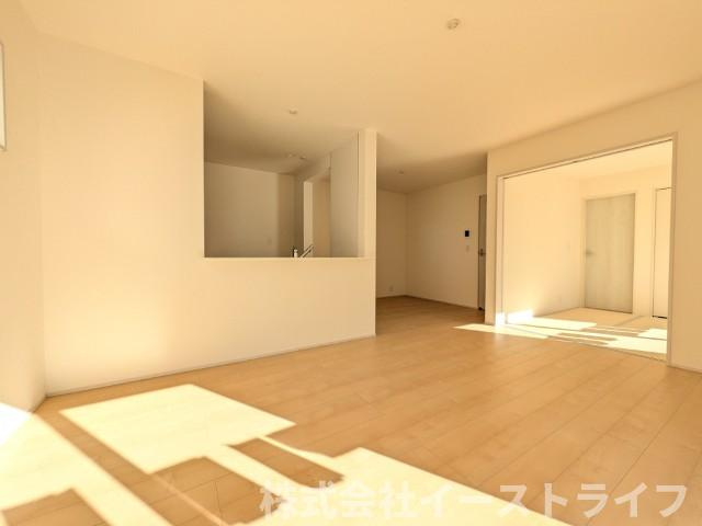 【新築戸建】　いわき市勿来町関田西2丁目1期　全2棟　長期優良住宅の居間・リビング|2号棟写真　一日の中で多くの時間を過すことになるリビングダイニングだからこそ、いつも穏やかな空間であることが必然。爽やかな通風と採光を存分に感じる事が出来る空間です。