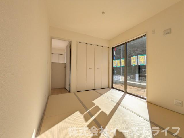 【新築戸建】　いわき市勿来町関田西2丁目1期　全2棟　長期優良住宅の和室|2号棟写真　座卓テーブルを置いてセカンドリビングとして使ったり、畳ならではの肌触りで横になって休んだりと、自由に活用できるのが続き間「和室」の特徴です。また小さなお子様の遊び場としても安心です。