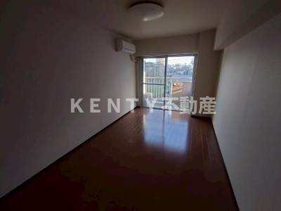 【寝室】 | 扇田ビル | 広くて明るい寝室