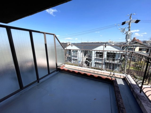 廻間公園南マンションのバルコニー|暖かな日差しのふりそそぐバルコニー
