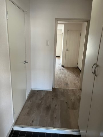 ホワイトキャッスル植田Ⅲの玄関|明るい玄関です