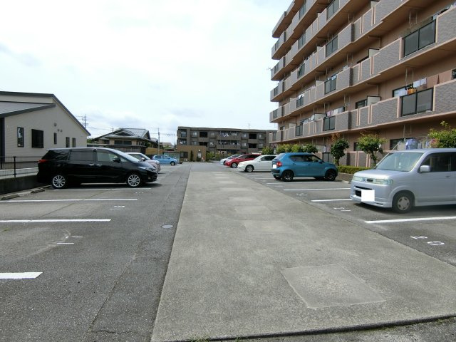 ラフィーネＫの駐車場