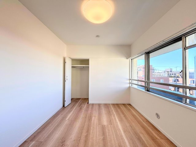 戸塚サニーフラットのその他|［モデルハウス］◆柔らかい陽光が差し込む明るいお部屋を演出する設計。彩光の取れる窓が気持ちの良いお部屋を創り上げます。
