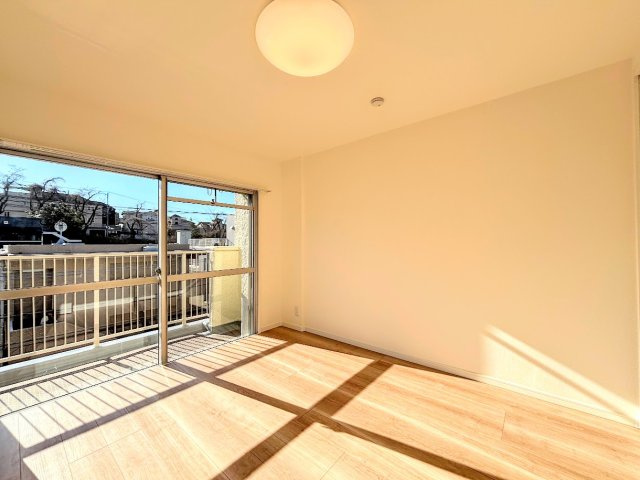 戸塚サニーフラットのその他|［モデルハウス］◆室内はいつも明るい印象なので気持ちの良い朝を迎えられます。各部屋にはクローゼットを完備しており、収納が多いお家はすっきりして快適空間です。
