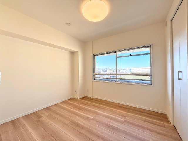 戸塚サニーフラットのその他|［モデルハウス］◆三面鏡裏や、シンクしたにも多数収納を備えた、広々とした洗面化粧台。窓のある明るい洗面所で毎日の身支度も気持ち良くお使い頂けます。
