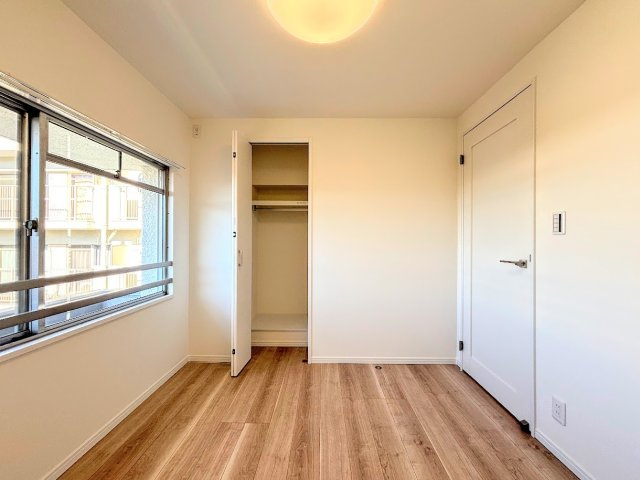 戸塚サニーフラットのその他|［モデルハウス］◆清潔感のある白を基調とした落ち着ける空間。小窓をもうけていますので、こもりやすい空気の入れ替えも簡単に行えますね！
