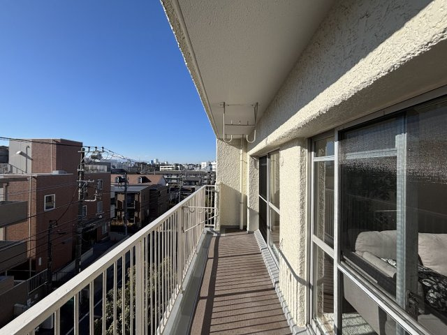 戸塚サニーフラットのその他|［モデルハウス］◆明るい玄関です！散らかりやすい玄関もスッキリする大容量のシューズボックス付き。
