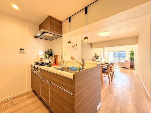 戸塚サニーフラットのその他|［モデルハウス］◆一家だんらんのスペースとなるＬＤＫ。窓から明るい光が差し込み、思わず家族の会話も弾む快適な空間。
