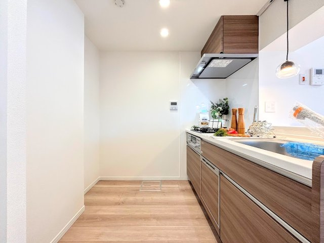 戸塚サニーフラットのその他|［モデルハウス］◆デザイン性と機能性を兼ね備えたキッチンです。リビングスペースとの一体感が生まれ、広々空間を演出してくれます。
