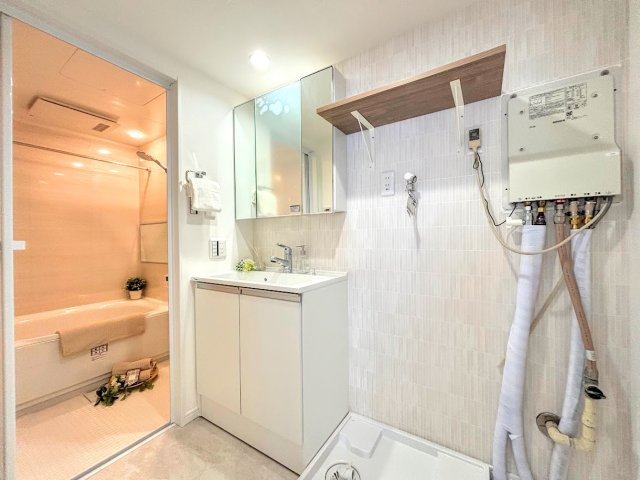 戸塚サニーフラットのその他|［モデルハウス］◆モダンデザインの空間が気持ちよさを高めてくれるバスルーム。すっきりとした清潔感の中に都会的なセンスが感じられ、心身をリフレッシュできる寛ぎを深めてくれるスペースです。
